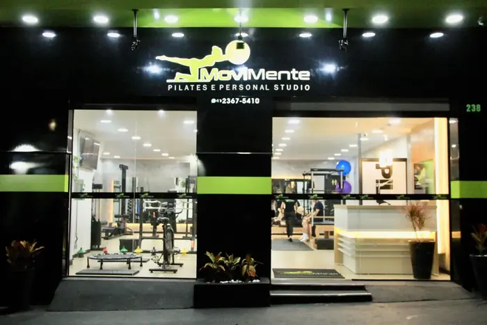Fachada iluminada do MoviMente Pilates e Personal Studio, número 238, na Vila Matilde