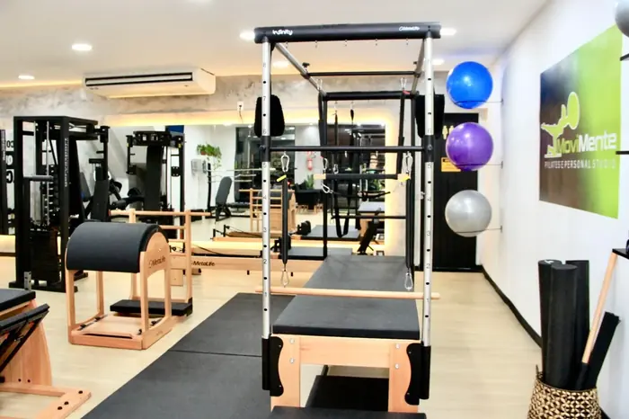 Área de Pilates do MoviMente com Cadillac, barril e reformers, bolas suíças na parede e ar-condicionado